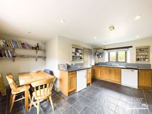 Kitchen/Breakfast Room- click for photo gallery